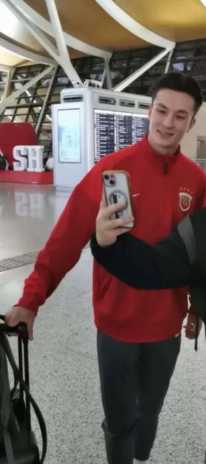 球速体育入口-博主：安永佳、岳鑫、张源、卢永涛、刘祝润跟随海港前往迪拜冬训